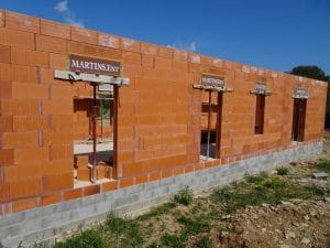 Montage des murs de la maison et du garage en brique Bio'Bric BGV3+