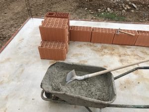 Montage des murs de la maison et du garage en brique Bio'Bric BGV3+
