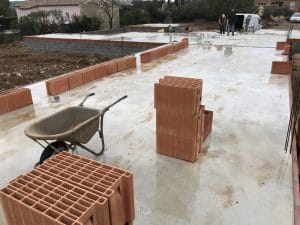 Montage des murs de la maison et du garage en brique Bio'Bric BGV3+