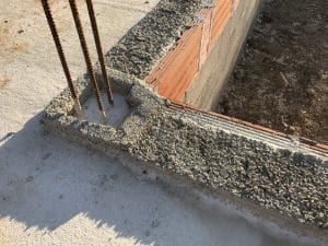 Montage des murs de la maison et du garage en brique Bio'Bric BGV3+