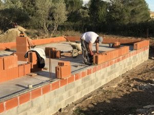 Montage des murs de la maison et du garage en brique Bio'Bric BGV3+