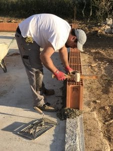 Montage des murs de la maison et du garage en brique Bio'Bric BGV3+