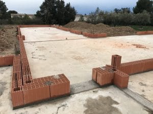 Montage des murs de la maison et du garage en brique Bio'Bric BGV3+