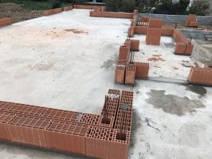 Montage des murs de la maison et du garage en brique Bio'Bric BGV3+