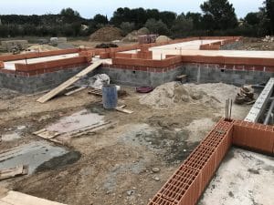 Montage des murs de la maison et du garage en brique Bio'Bric BGV3+