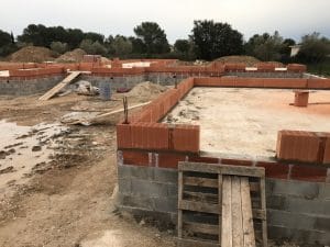 Montage des murs de la maison et du garage en brique Bio'Bric BGV3+