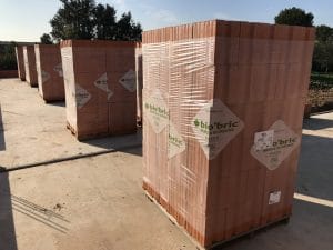 Montage des murs de la maison et du garage en brique Bio'Bric BGV3+