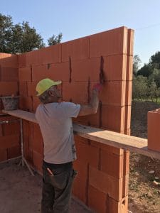 Montage des murs de la maison et du garage en brique Bio'Bric BGV3+