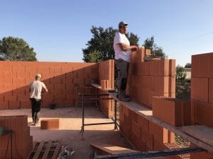 Montage des murs de la maison et du garage en brique Bio'Bric BGV3+