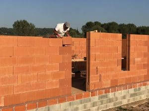 Montage des murs de la maison et du garage en brique Bio'Bric BGV3+