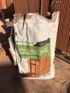 Montage des murs de la maison et du garage en brique Bio'Bric BGV3+