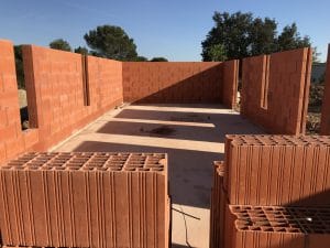 Montage des murs de la maison et du garage en brique Bio'Bric BGV3+