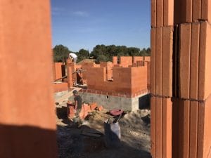 Montage des murs de la maison et du garage en brique Bio'Bric BGV3+