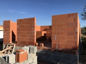 Montage des murs de la maison et du garage en brique Bio'Bric BGV3+