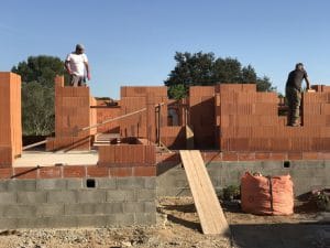 Montage des murs de la maison et du garage en brique Bio'Bric BGV3+