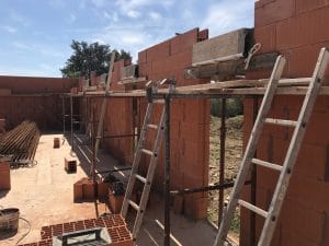 Montage des murs de la maison et du garage en brique Bio'Bric BGV3+