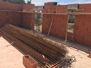 Montage des murs de la maison et du garage en brique Bio'Bric BGV3+