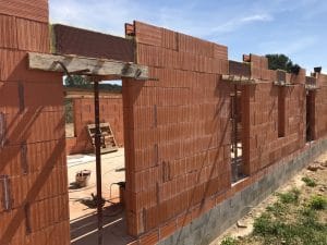 Montage des murs de la maison et du garage en brique Bio'Bric BGV3+