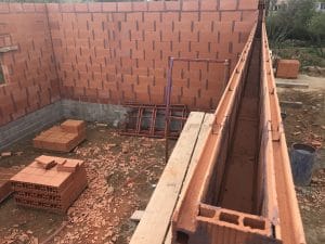 Montage des murs de la maison et du garage en brique Bio'Bric BGV3+