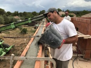 Montage des murs de la maison et du garage en brique Bio'Bric BGV3+