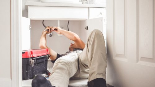Réparation d'un évier par un plombier
