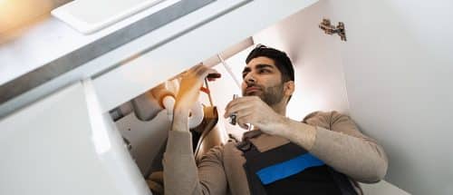 Homme entretien canalisation